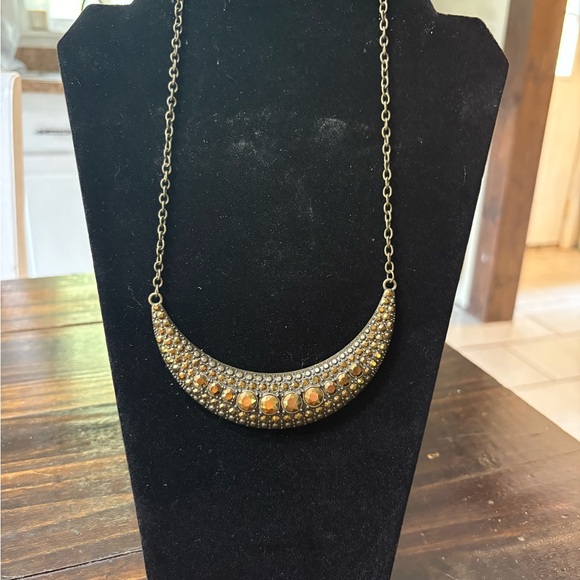 Jewelry - Elegant Gold-Tone Necklace